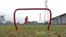 Dua pemain Persija Jakarta melakukan latihan ringan saat sesi latihan di Lapangan POR Sawangan, Sabtu (21/1/2017). (Bola.com/Nicklas Hanoatubun)