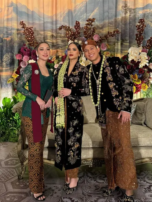 Pernikahannya digelar meriah dan dihadiri oleh rekan artis Nino. Tak terkecuali Bunga Citra Lestari atau BCL yang didapuk menjadi salah satu bridesmaid. [@itsmebcl].