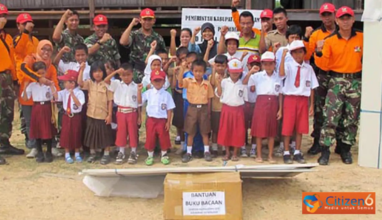 Citizen6, Nunukan: Komandan Batalyon Bantuan Satuan 81 Kopassus selaku Wadan Sub Korwil 05 Tim Ekspedisi khatulistiwa 2012 Kabupaten Nunukan Mayor Inf Achiruddin, berfoto bersama dengan para siswa dan guru SD. (Pengirim: Badarudin Bakri)