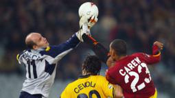 Pada tahun 2005, Ballotta diboyong kembali oleh Lazio dan membela Biancocelesti hingga 2008. (Foto: AFP/Patrick Hertzog)