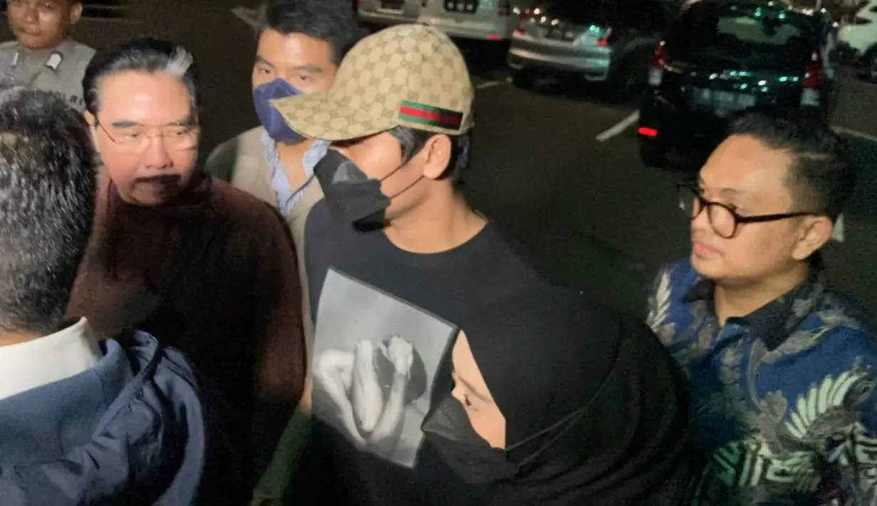 Keduanya kompak mendatangi Polres Jakarta Selatan pada Selasa (18/10) malam. [KapanLagi,com/Irfan Kafril]