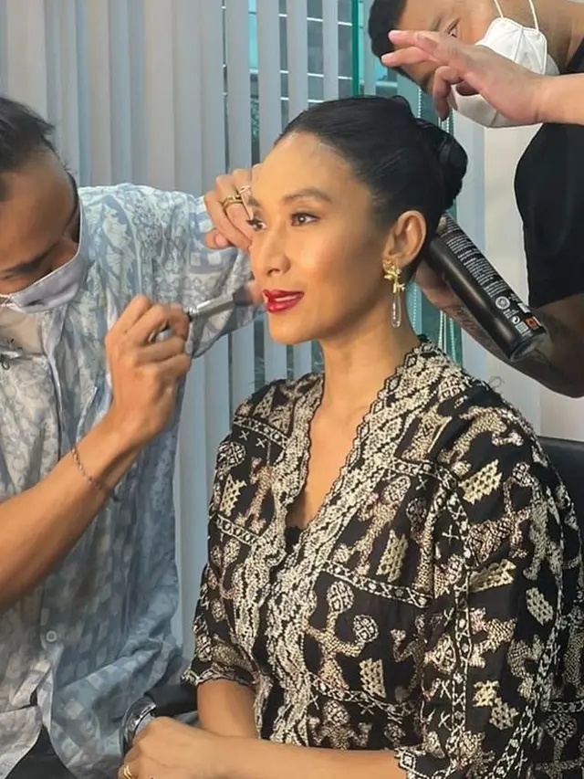 Happy Salma Mengenakan Kebaya