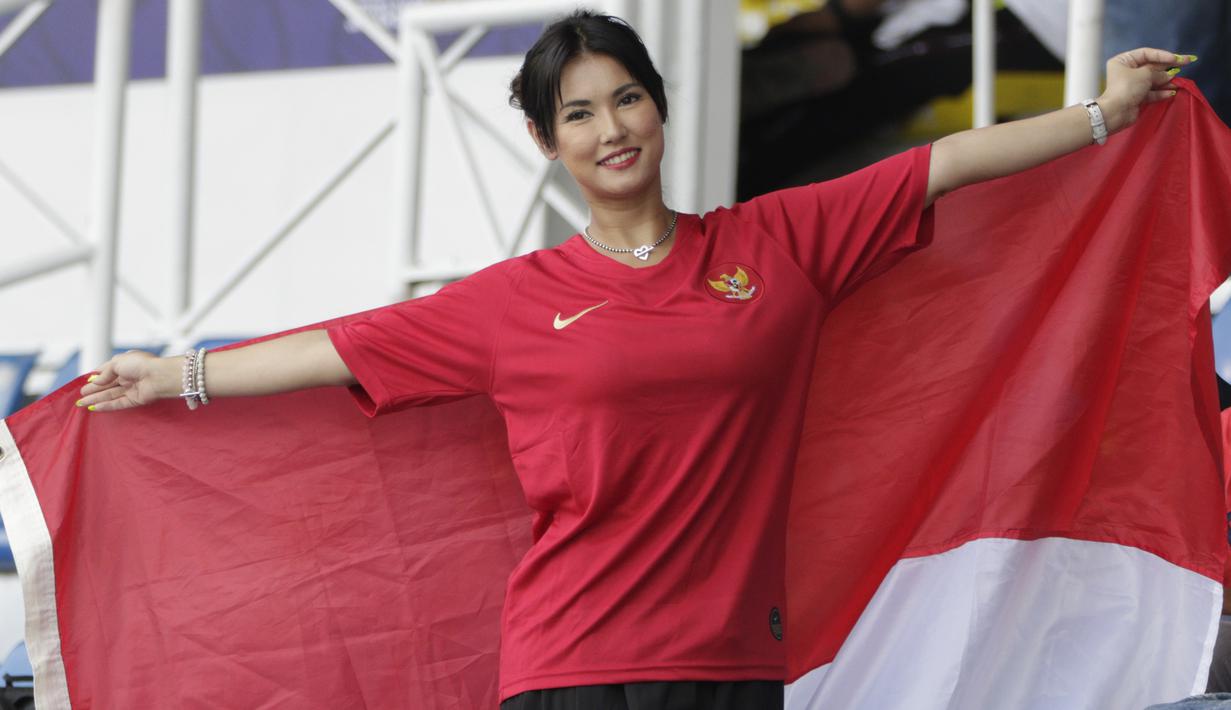 Bintang film asal Jepang, Maria Ozawa, memberikan dukungan untuk Timnas Indonesia U-22 saat melawan Thailand pada SEA Games 2019 di Stadion Rizal Memorial, Manila, Selasa (26/11). Indonesia menang 2-0 atas Thailand. (Bola.com/M Iqbal Ichsan)