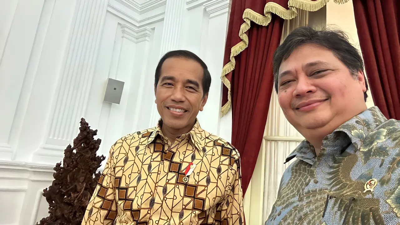 Momen keakraban Presiden Joko Widodo atau Jokowi dengan Ketua Umum Golkar Airlangga Hartarto.