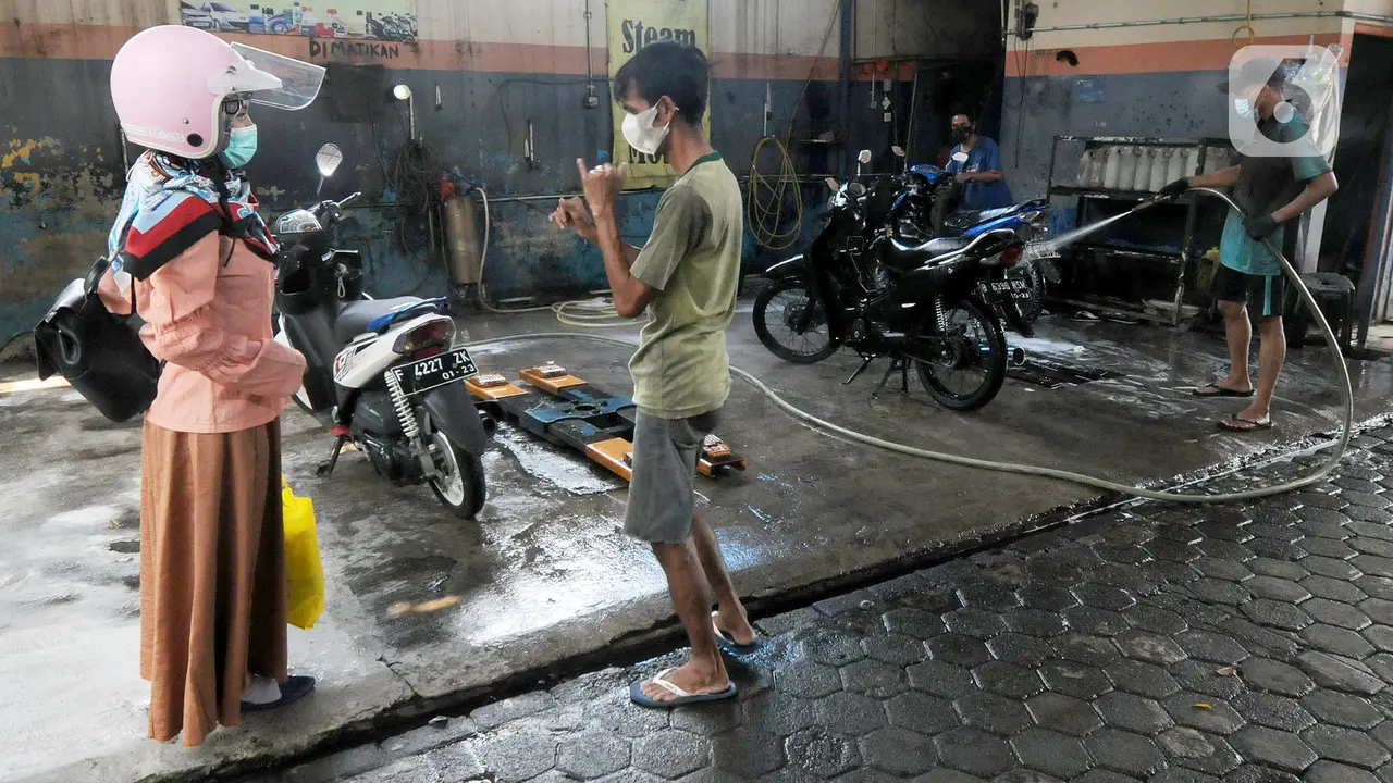 FOTO: Mengunjungi Tempat Cuci Mobil dan Kafe Tunarungu di Depok