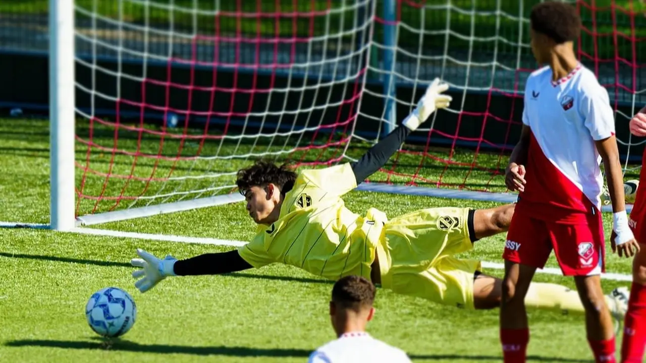 Aksi Mike Rajasa Hoppenbrouwers bersama tim muda FC Utrecht