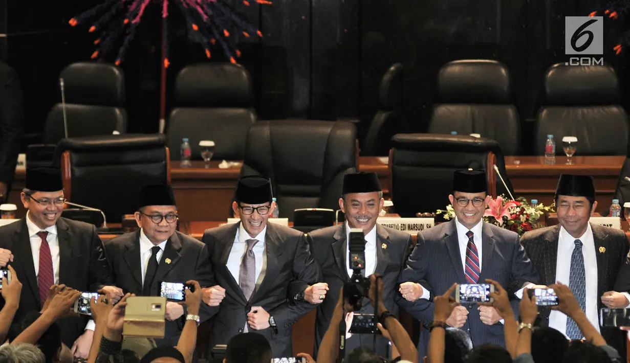 Sandiaga Uno Bersama Pimpinan DRPD DKI Jakarta dan Gubernur DKI Jakarta Anies Baswedan saat berfoto bersama rapat paripurna pengunduran diri Wakil Gubernur DKI Jakarta di Gedung DPRD DKI Jakarta, Senin (27/8). ).(merdeka/ Iqbal S. Nugroho)