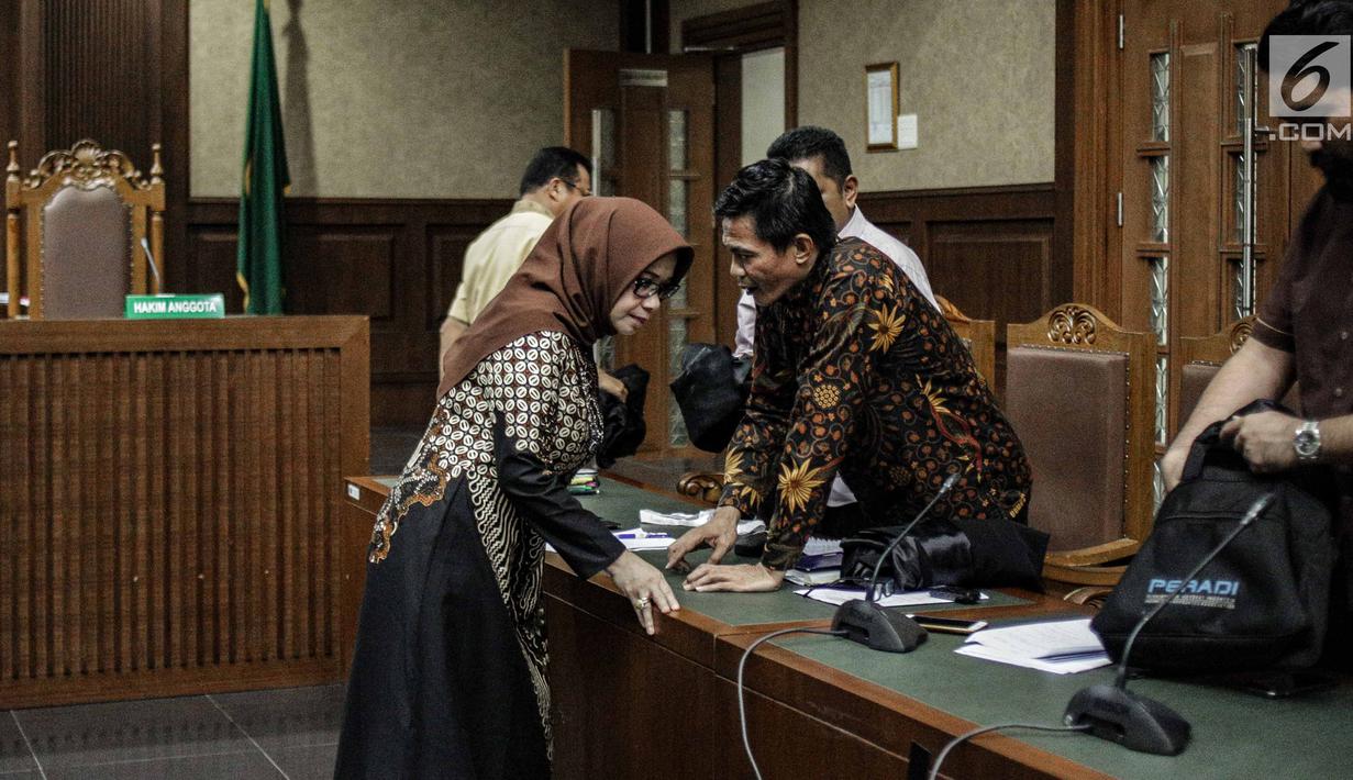 Terdakwa kasus suap proyek pembangunan PLTU Riau-1 Eni Maulani Saragih berdiskusi dengan penasihat hukumnya saat menjalani sidang dengan agenda pembacaan putusan di Pengadilan Tipikor, Jakarta, Jumat (1/3). (Liputan6.com/Faizal Fanani)