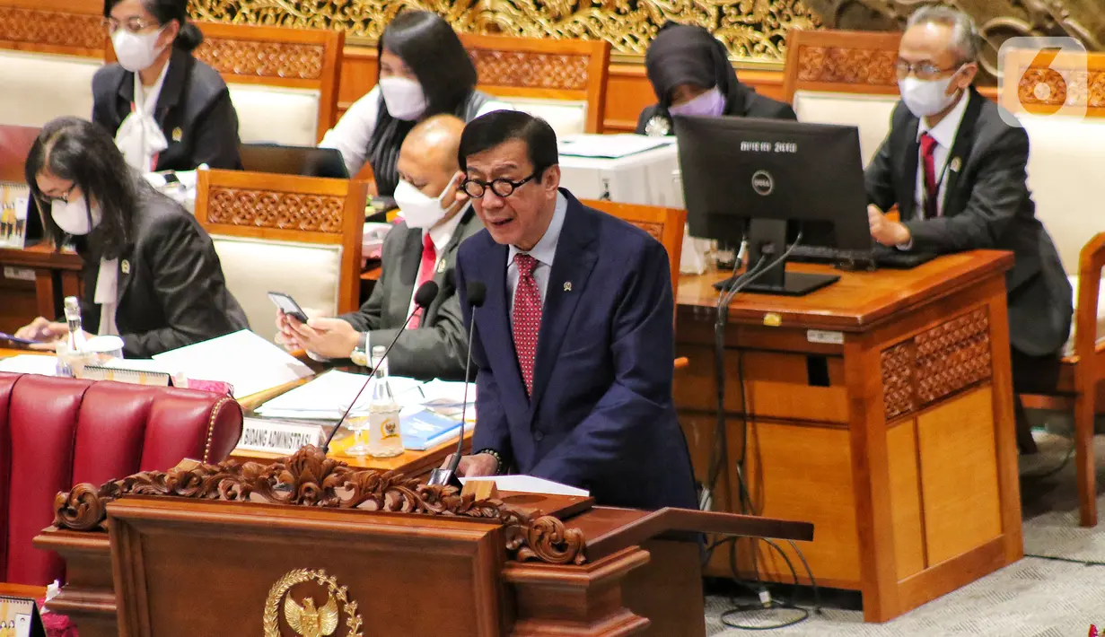 Menteri Hukum dan HAM Yasonna Laoly menyampaikan pandangan pemerintah saat rapat paripurna DPR di Jakarta, Selasa (6/12/2022). DPR RI resmi mengesahkan Rancangan Undang-Undang Kitab Undang-Undang Hukum Pidana (RUU KUHP) menjadi Undang-Undang. (Liputan6.com/Angga Yuniar)