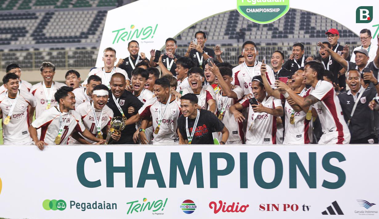 Para pemain dan staff Garudayaksa merayakan gelar juara dengan mengangkat piala setelah mengalahkan PSS Sleman 4-3 lewat adu penalti dalam babak final di Stadion Maguwoharjo, Sleman, pada Sabtu (9/5/2026) malam WIB.