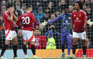 Pemain Manchester United (MU), Harry Maguire, Diogo Dalot, Andre Onana, dan Joshua Zirkzee, tampak lemas setelah gawang tim mereka dibobol Bournemouth dalam laga pekan 17 Premier League 2024/2025 di Old Trafford, Minggu (22/12/2024) malam WIB. MU kalah 0-3 dari Bournmouth di depan para pendukungnya. (Darren Staples / AFP)