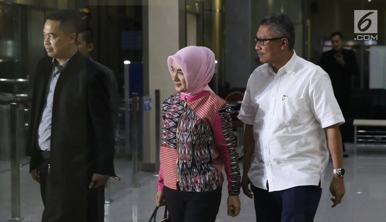 Dirut Pertamina, Nicke Widyawati (tengahi) berjalan usai menjalani pemeriksaan di gedung KPK, Jakarta, Senin (17/9). Nicke diperiksa sebagai saksi kasus dugaan suap terkait kontrak kerja sama pembangunan PLTU Riau-1. (Liputan6.com/Helmi Fithriansyah)