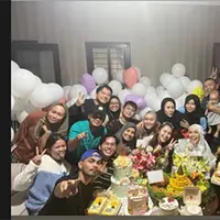 Penyanyi dangdut Ayu Ting Ting baru saja genap 31 tahun. Pada hari lahirnya, perempuan seorang anak itu mendapatkan kejutan dari keluarga dan sahabatnya. Tampak kemeriahan begitu terlihat dalam momen tersebut. [Instagram/ayutingting92]