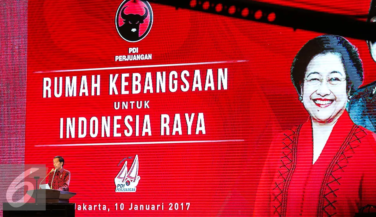 Presiden Joko Widodo memberikan pidato saat HUT PIDP ke-44 di JCC, Jakarta Pusat, Selasa (10/1). Dalam pidatonya di hadapan Ketua Umum PDIP Megawati Soekarnoputri, Presiden Jokowi membanggakan kinerja dua tahun terakhir. (Liputan6.com/Faizal Fanani)
