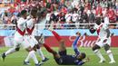 Striker Prancis, Kylian Mbappe, terjatuh saat melawan Peru pada laga grup C Piala Dunia di Yekaterinburg Arena, Yekaterinburg, Kamis (21/6/2018). Dirinya menjadi pencetak gol termuda Prancis di turnamen bergengsi. (AP/David Vincent)