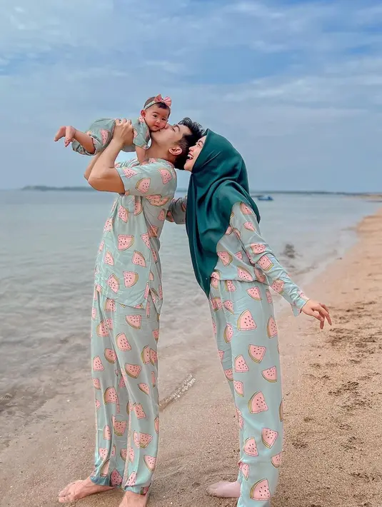 Ketika liburan, Ria dan Teuku Ryan juga sering mengajak Baby Moana kembaran baju. Ketika sedang berada di pantai, mereka tampak mengenakan baju dengan motif semangka. Baby Moana berhasil bikin gemas.(Liputan6.com/IG/@riaricis1795)