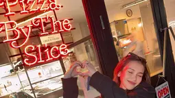 Berburu kuliner di Jepang, Ayu Ting Ting tak melewatkan mampir ke restoran pizza yang pernah dikunjungi Jennie BLACKPINK di Osaka. Dalam unggahannya pada Senin (7/4/2025), Ayu mengatakan restoran pizza yang dikunjunginya terbilang populer, apalagi sudah dikunjungi Jennie BLACKPINK. Merupakan seorang K-Popers, napak tilas tempat yang pernah dikunjungi idola tentunya jadi kebahagiaan sendiri. (Liputan6.com/IG/@ayutingting92)