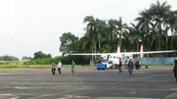 Pesawat Polri yang membawa Novel Baswedan tiba di Lanud Pondok Cabe, Pamulang, Tangerang Selatan. (Liputan6.com/Richo Pramono)