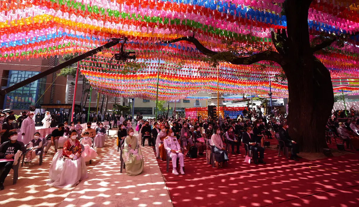 Umat Buddha memakai masker dan menjaga jarak sosial untuk mencegah penyebaran COVID-19 saat upacara merayakan ulang tahun Buddha di Kuil Jogye, Seoul, Korea Selatan, Rabu (19/5/2021). Umat Buddha mengunjungi kuil di seluruh negeri untuk merayakannya ulang tahun Sang Buddha. (AP Photo/Lee Jin-man)