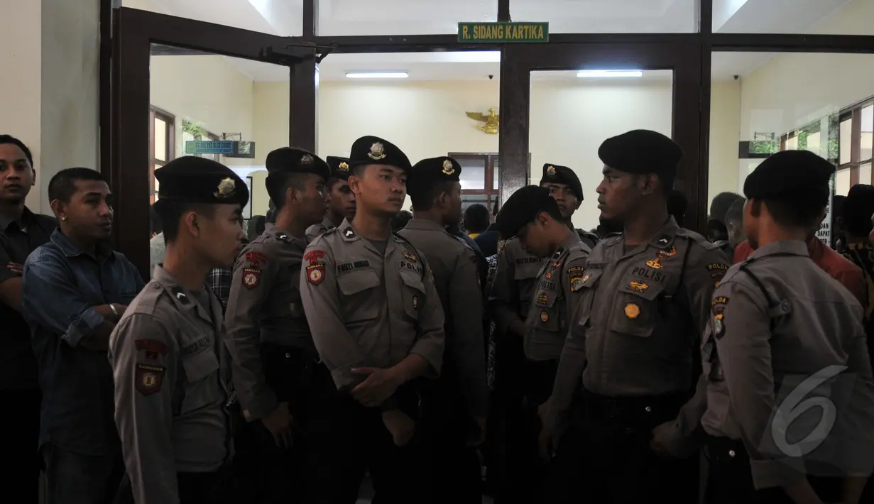 Anggota kepolisian Polda Metro Jaya terlihat berjaga mengelilingi ruang sidang jelang pembacaan putusan terkait sengketa dualisme kepengurusan Partai Golkar di PTUN Jakarta, Senin (18/5/2015). (Liputan6.com/Johan Tallo) 