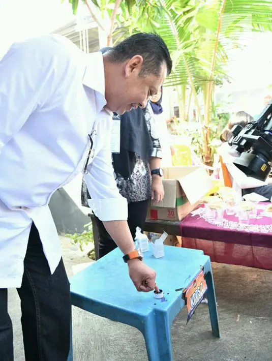 Ketua DPR RI Bambang Soesatyo mencelupkan tinta usai mencoblos surat suara di TPS) 1, Kabupaten Purbalingga, Jawa Tengah, Rabu (17/4). Usai nyoblos, Bamsoet berkeliling ke berbagai TPS di Kabupaten Purbalingga, Banjarnegara dan Kebumen memantau Pemilu 2019. (Liputan6.com/Pool/Humas DPR)