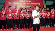 Kepala Bidang Pembinaan dan Prestasi PBSI, Eng Hian memberikan sambutan saat penyambutan tim bulu tangkis Indonesia setelah memenangkan Badminton Asia Mixed Team Championships di Terminal 3 Bandara Soekarno Hatta, Tangerang, Senin (17/02/2025). (Bola.com/Bagaskara Lazuardi)