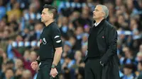 Pelatih Manchester United, Jose Mourinho, tampak kecewa usai dikalahkan Manchester City pada laga Premier League di Stadion Etihad, Manchester, Minggu (11/11). City menang 3-1 atas MU. (AFP/Lindsey Parnaby)