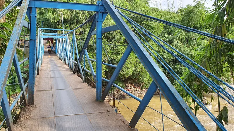 Jembatan biru di Kampung Utan, Pondok Jaya, Cipayung, Depok jadi sorotan setelah viral sosok diduga kuntilanak membonceng sepeda motor