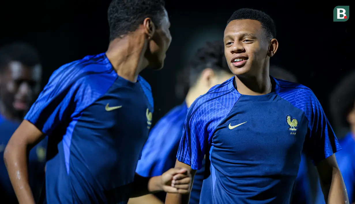<p>Pemain Timnas Prancis U-17, Joan Tincres (kanan) berbincang dengan rekannya saat melakukan latihan jelang laga final Piala Dunia U-17 2023 melawan Timnas Jerman U-17 di Stadion Sriwedari, Solo, Jawa Tengah, Kamis (30/11/2023). (Bola.com/Bagaskara Lazuardi)</p>