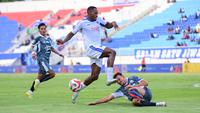 Gelandang Arema FC, Matheus Blade, dihentikan pemain bertahan PSIM Yogyakarta dalam laga pekan terakhir BRI Super League 2025/2026 di Stadion Kanjuruhan, Kab. Malang, Jumat (22/5/2026) sore WIB. (Bola.com/Iwan Setiawan)