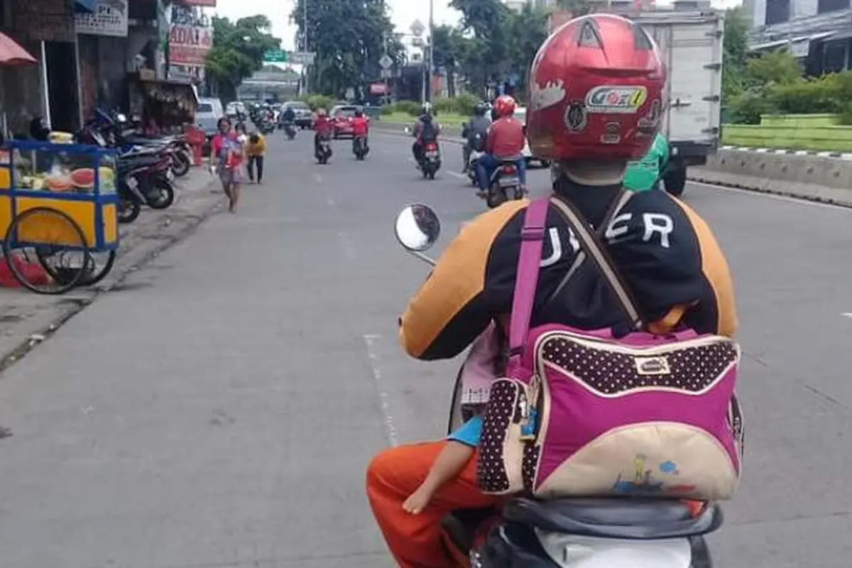 [Bintang] Bukan Drama, Driver Ojek Online Ini Kerja Sambil Gendong Anak