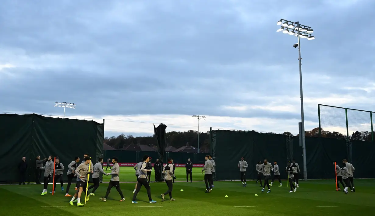 Suasana latihan Liverpool di Melwood di Liverpool, Inggris (4/11/2019). Liverpool akan bertanding melawan wakil Belgia, KRC Genk pada lanjutan grup E Liga Champions di stadion Anfield. (AFP Photo/Paul Ellis)