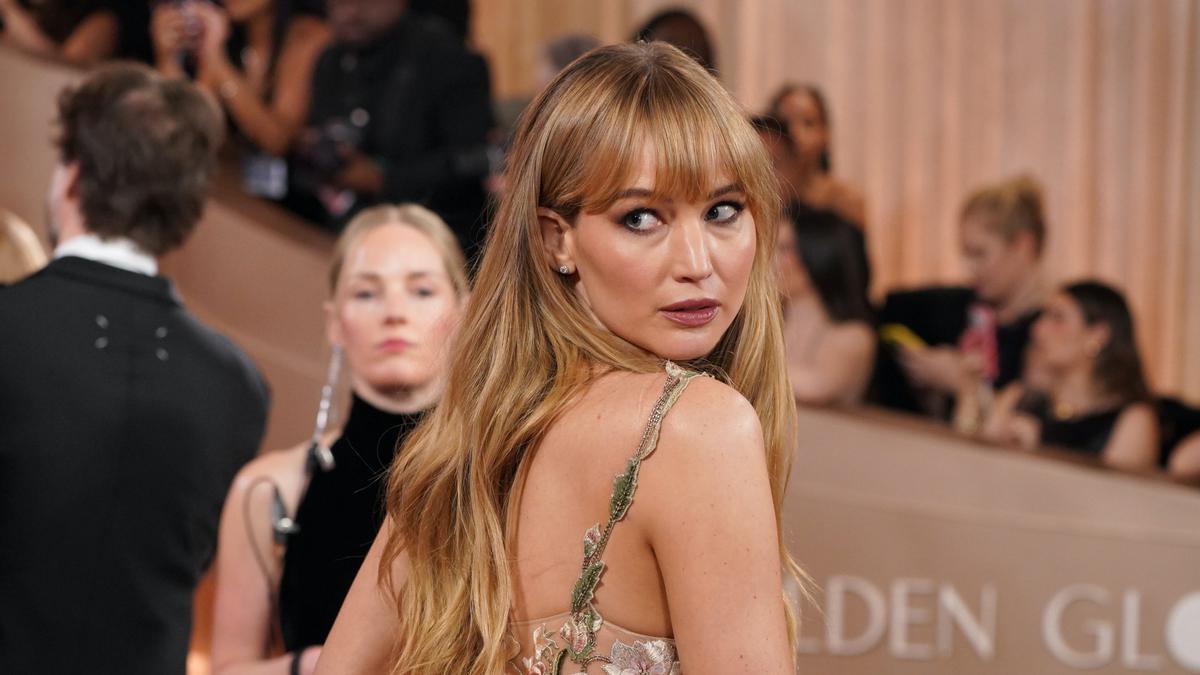 Jennifer Lawrence Tampil Menawan dalam Balutan Sheer Floral Gown di Golden Globes 2026