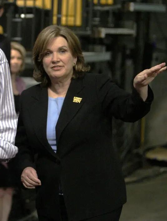 Elizabeth Edwards, didiagnosis tahun 2004 di usia 55. Pada 2004 ia menemukan benjolan besar di payudara kanannya yang ternyata kanker. Pada 2007 kankernya menyebar dan meninggal pada tahun 2010 di usia 61 tahun. (AFP/Bintang.com)