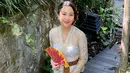 Sherina sendiri beberapa kali tampil dalam balutan kebaya dalam unggahan di Instagram. Penampilannya saat memakai kebaya khas Bali dengan makeup minimalis ini juga sempat curi perhatian. (Liputan6.com/IG/@sherinamunaf)