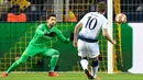 Penyerang Tottenham Hotspur Harry Kane mencetak gol ke gawang Borussia Dortmund pada leg kedua babak 16 besar Liga Champions di Stadion BVB, Dortmund, Jerman, Selasa (5/3). Tottenham lolos ke perempat final. (AP Photo/Martin Meissner)