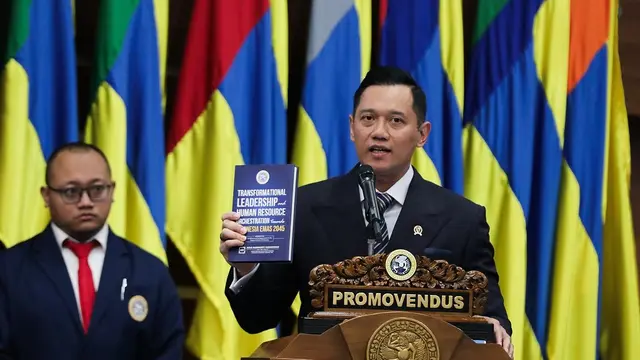 Agus Harimurti Yudhoyono (AHY) pada Senin, 7 Oktober 2024 meraih gelar doktor Program Studi Pengembangan SDM Universitas Airlangga.