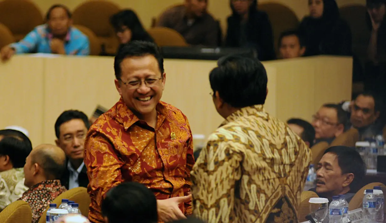 Irman Gusman (kiri) menyalami koleganya disela-sela sidang pemilihan Ketua DPD RI 2014-2019 di Kompleks Parlemen gedung Nusantara V, Jakarta, (Liputan6.com/Helmi Fithriansyah)