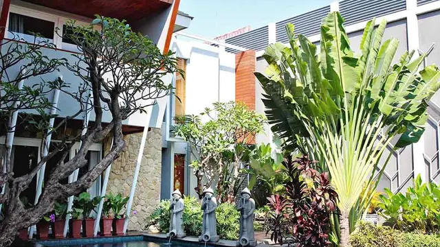 Model Rumah Modern Tropis dengan Taman di Tengah, Bikin Suasana Tenang dan Asri
