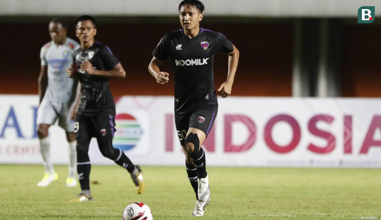 Persita berkesempatan memperkecil keadaan melalui titik penalti sendiri pada pengujung babak pertama. Chandra Waskito (kanan) yang maju menjadi algojo mampu menunaikan tugasnya dengan baik. (Bola.com/Ikhwan Yanuar)