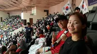 Dua warga Korea Selatan, Dowoo Kim (24) dan Hyun Namkung (25) tengah menyaksikan pertandingan judo Asian Games 2018 di JCC, Senayan, Jumat (31/8/2018)