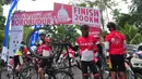 Seorang peserta berpose untuk difoto saat mencapai garis finis dalam BTN Tour de Borobudur XVII di Jawa Tengah (12/11). Perhelatan olahraga sepeda tahunan ini juga diikuti 200 atlet profesional. (Liputan6.com/Gholib)