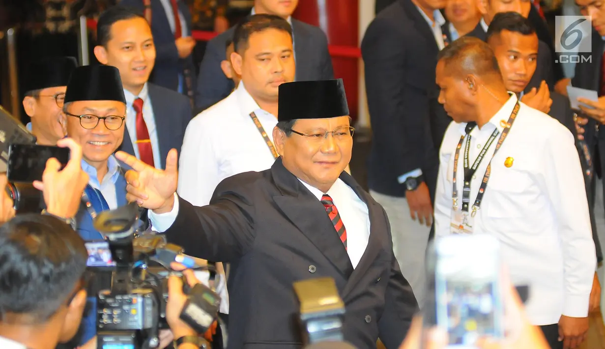 Capres nomor urut 02 Prabowo Subianto menyapa wartawan saat tiba di lokasi debat keempat Pilpres 2019 yang diselenggarakan KPU di Hotel Shangri-La, Jakarta, Sabtu (30/3). Debat dimoderatori Retno Pinasti dan Zulfikar Naghi. (Liputan6.com/AnggaYuniar)