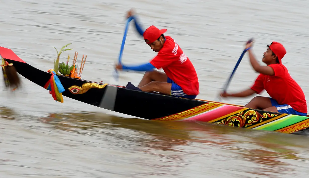 Peserta memacu kecepatan perahu naganya selama Festival Air tahunan di sungai Tonle Sap, Phnom Penh, Senin (11/11/2019). Cambodian Water Festival atau Bon Om Touk yang digelar pada 10-12 November ini merupakan salah satu festival terbesar dan paling populer di Kamboja. (TANG CHHIN Sothy/AFP)