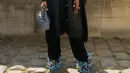 Supermodel Naomi Campbell menjadikan sepatunya bintang dari pakaiannya di acara Loewe. Tumitnya tampak dihiasi dengan balon kempis. @loewe.