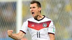 Perhelatan Piala Dunia sebagai ajang akbar sepak bola sejagad 4 tahunan telah menghasilkan beberapa pemain yang mampu tampil tajam dengan menyumbang banyak gol. Hingga edisi 2018, tercatat 5 pemain menguasai daftar sebagai pencetak gol terbanyak alias top skor Piala Dunia sepanjang masa. Tak ada nama pemain aktif dalam daftar tersebut. Mau tahu siapa saja kelima pemain tersebut? Yuk disimak uraiannya berikut ini. (AFP/Javier Soriano)