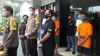Polisi amankan pelaku tawuran di Bekasi beserta barang bukti senjata tajam. (Liputan6.com/Bam Sinulungga)