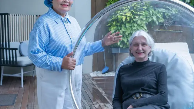 Berkunjung ke Indonesia, Ini 5 Potret Titi Kamal Bertemu Ibunda Christian Sugiono