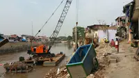 Pengerjaan normalisasi Kali Ciliwung di kawasan Bukit Duri mulai dilakukan Pemprov DKI. (Liputan6.com/Nanda Perdana)