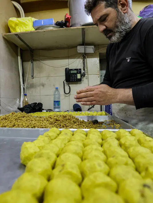 Adalah kue maamoul, camilan wajib bagi warga Palestina saat perayaan Lebaran Idul Fitri. (Photo by AHMAD GHARABLI / AFP)